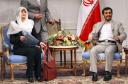 Calmy Rey und Ahmadinedchad -Kopftuch, ohne Krawatte